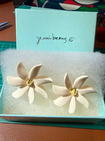 jenni beans 플라워 모티브 귀걸이 하와이 가드니아