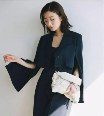 [ 가격 인하 ] COCODEAL 슬릿 슬리브 크롭 테일러드 자켓