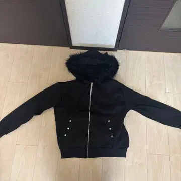 퍼 달린 블랙 지퍼 후드티