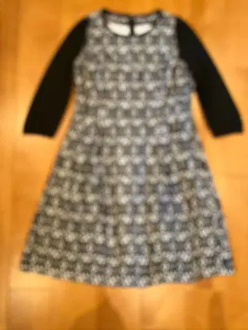 레지앙스 블랙 앤 화이트 꽃무늬 긴팔 원피스