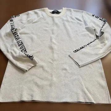 아즈르! 화이트 긴팔 니트 로고 디자인