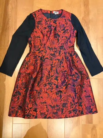 레지앙스 빨간색과 블랙 꽃무늬 긴팔 원피스