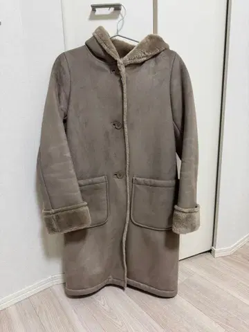 새상품급 H BEAUTY&YOUTH 후드 부착 무스탕 코트