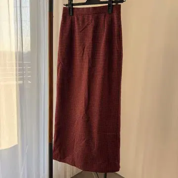 빨간색과 블랙 체크 무늬 타이트 스커트