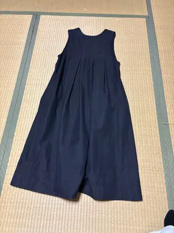 마가렛 파우엘 슬리브리스 원피스 블랙