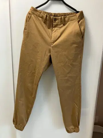 베이지 (진한 색) 치노 팬츠