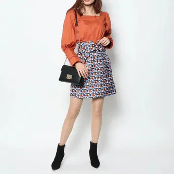오렌지 스퀘어넥 벌룬 슬리브 블라우스 릴리 브라운