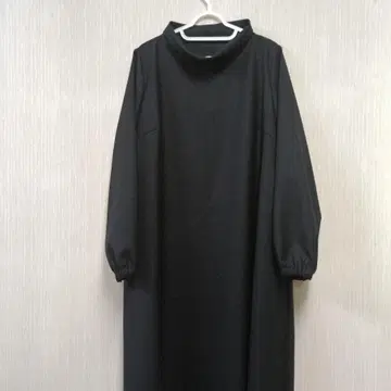 블랙 하이넥 긴팔 원피스