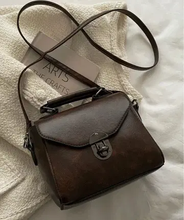 다크 브라운 숄더백 플랩식