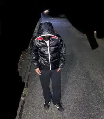 후드 부착 다운 자켓 블랙/레드