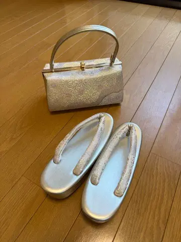 골드 꽃무늬 백과 조리 세트