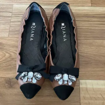 새상품 다이애나 플랫 펌프스 비쥬 23cm 브라운