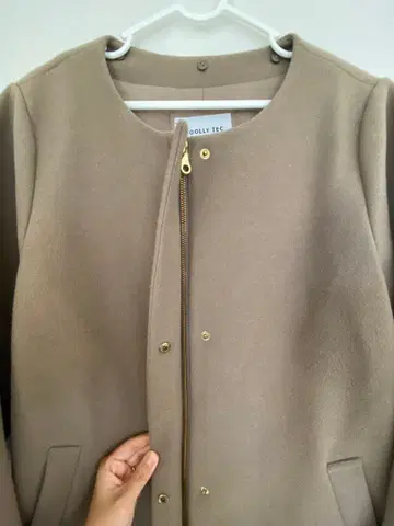 베이지 롱 코트 글로벌 워크