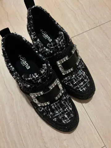 +diana 한정판 트위드 힐 스니커즈 블랙 계열 23.5cm