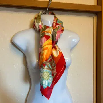 페라가모 실크 스카프 새상품급