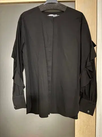 미사용 새상품 택 포함 유나이티드 애로우즈 블랙 프릴 셔츠 프리 사이즈