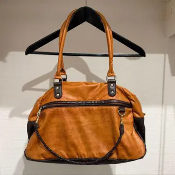 브라운과 블랙의 숄더백