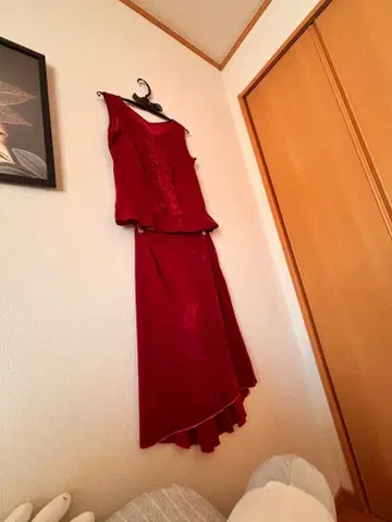 상의와 플레어 스커트 세트