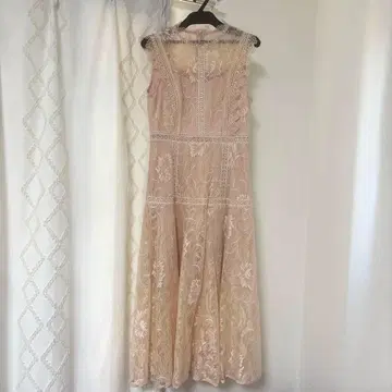 레이스 플라워 자수 슬리브리스 드레스