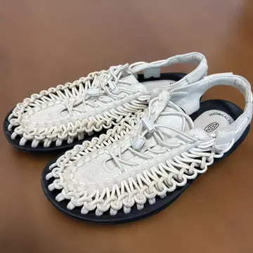 KEEN UNEEK (유니크) White/Black