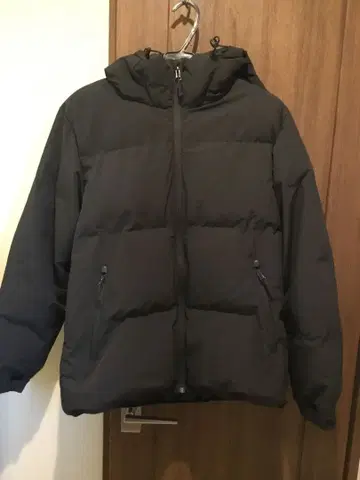 GU 블랙 다운 자켓 후드 부착