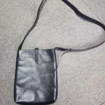 네이비 가죽 숄더백 사코슈