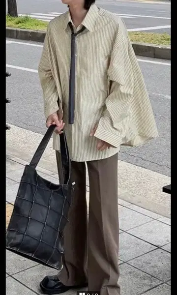 지하 + 오버 스트라이프 셔츠