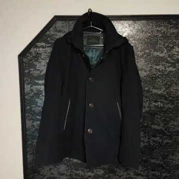 네이비 후드 부착 코트와 퀼팅 베스트