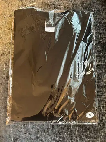 2025 NiziU 블랙 T셔츠 M