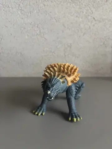 가시 달린 괴수 피규어