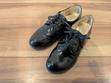 에나멜 블랙 로퍼 레이스업