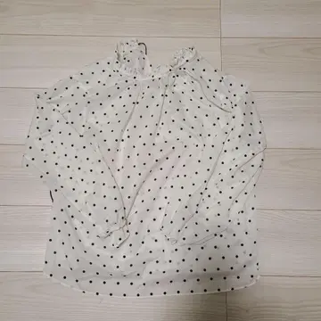 베이크루즈의 도트 블라우스