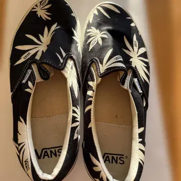VANS 블랙 화이트 슬립온 스니커즈