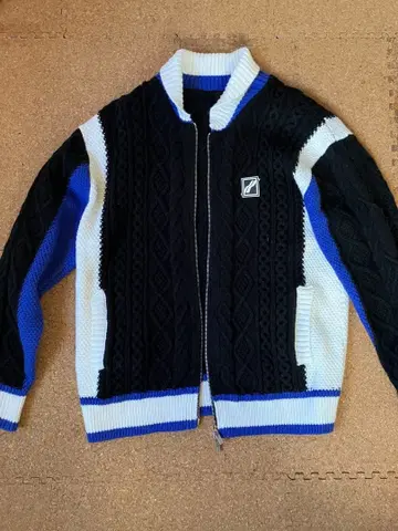 지퍼 달린 케이블 니트 스웨터