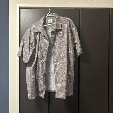 기하학 패턴 그레이 반팔 셔츠