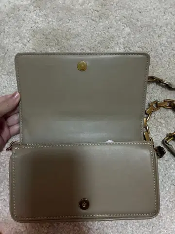 베이지 가죽 숄더백 골드 금장 장식