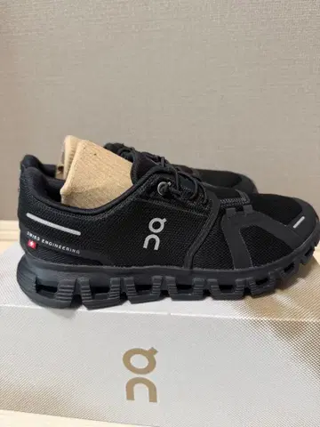 On 블랙 스니커즈