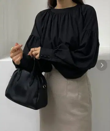 미사용 새상품 택 포함 Louere 스탠드 카라 개더 블라우스 블랙 M