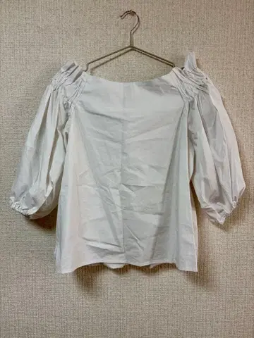 REALCUBE 리얼큐브 오프숄더 화이트 셔츠 38