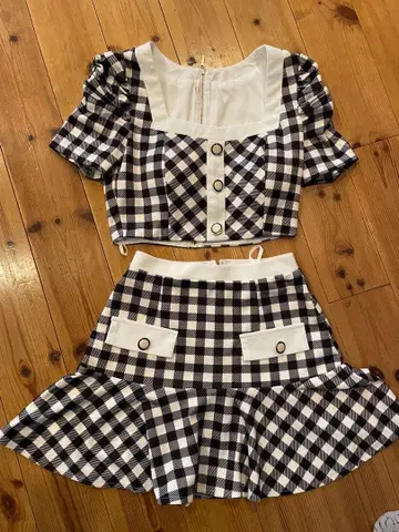 체크 무늬 크롭 상의 플레어 스커트 세트