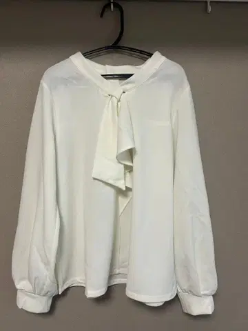 [ 미사용 새상품 ] 화이트 리본 포함 긴팔 블라우스