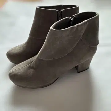 그레이 스웨이드풍 부티 지퍼 포함