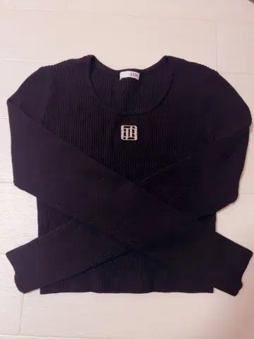 GYDA 블랙 리브 니트 긴팔 크롭 기장