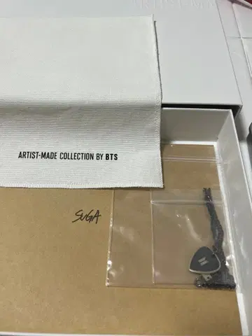 BTS SUGA 기타 피크형 목걸이