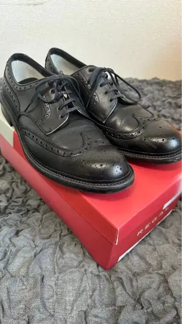 REGAL 블랙 윙 칩 드레스 신발