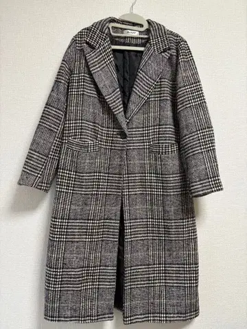그레이 계열 체크 무늬 롱 코트