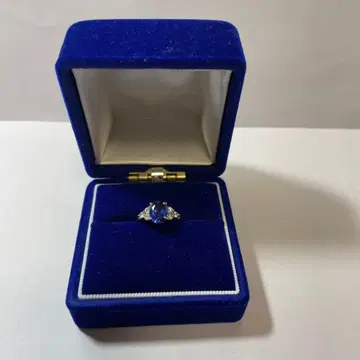 파란색 돌의 클래식 반지