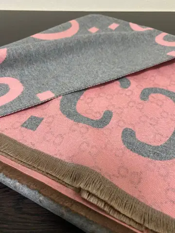 그레이와 핑크의 C 로고 스톨