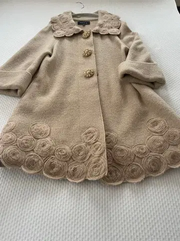 EPOCA 꽃 모티브 롱 코트 베이지