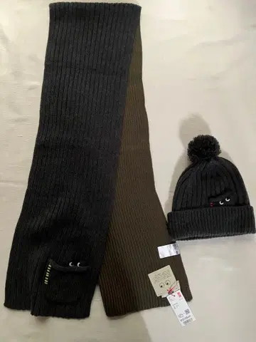 유니클로 아냐 힌드 마치 머플러 니트 모자 세트 다크 그레이